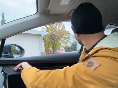 Forfatteren demonstrerer nederlandsk arm